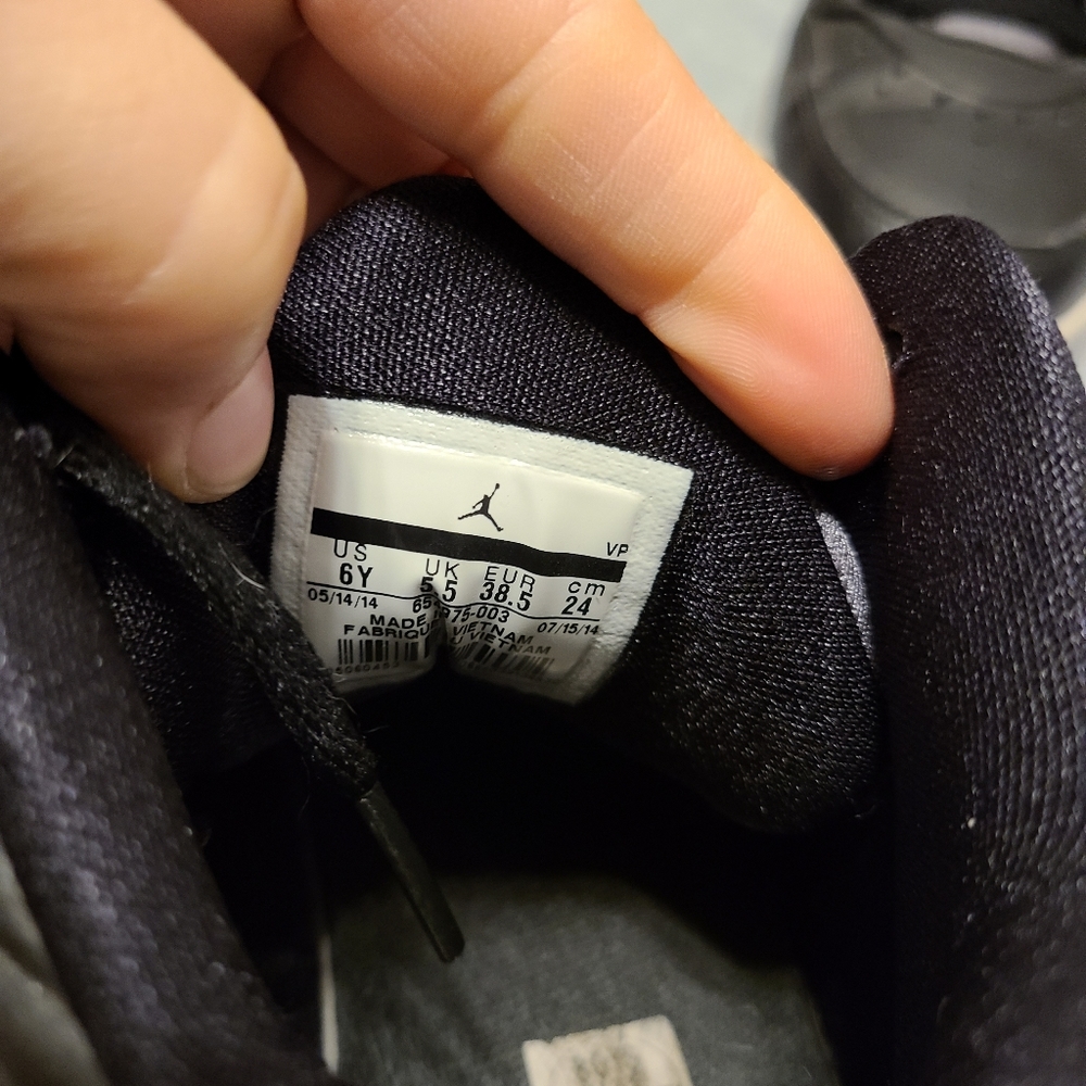 Black youth Jordans - Picture 6 of 7